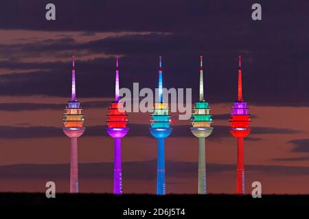 FOTOMONTAGGIO, torre di telecomunicazione illuminata multicolore, nell'uovo volgare di Norimberga, Norimberga, Franconia Centrale, Franconia, Baviera Foto Stock