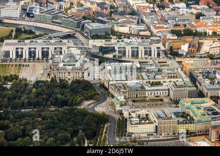 Porta di Brandeburgo a Pariser Platz, Reichstag e dietro Paul-Loebe-Haus e Marie-Elisabeth-Lueders-Haus, Berlino, Germania Foto Stock