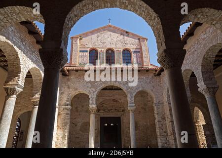 Atrio, Basilica di Eufrasio, Patrimonio Mondiale dell'UNESCO, Parenzo, Istria, Croazia Foto Stock