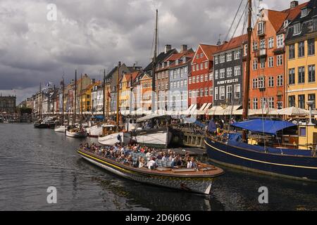 Escursione in barca al trafficato canale di Nyhavn, quartiere dei divertimenti, Copenhagen, Danimarca Foto Stock