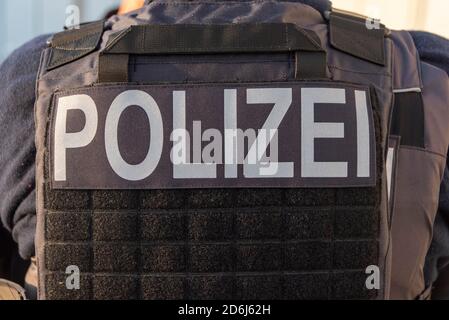 Lettere della polizia, gilet antiproiettile, Magdeburgo, Sassonia-Anhalt, Germania Foto Stock