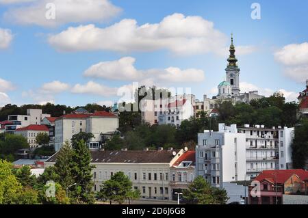 Vista del lungomare di Belgrado dal fiume Sava e la chiesa di San Michele Arcangelo sullo sfondo, Belgrado, Serbia Foto Stock