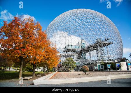 Montreal, Canada - Ottobre 10 2020: Vista autunnale nel parco Jean-drapeau vicino alla Biosfera Foto Stock