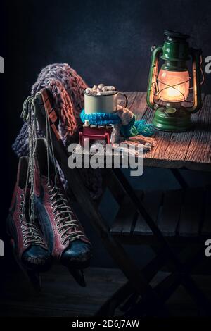 Riscaldare il cioccolato caldo con marshmallows per Natale su vecchio tabella Foto Stock