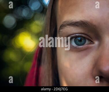 Ritratto di una bellissima ragazza con gli occhi blu Foto Stock