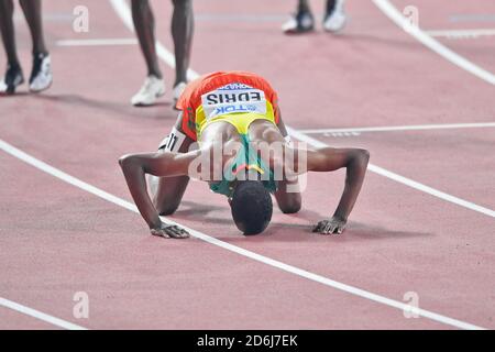 Muktar Edris (Etiopia) celebra la sua medaglia d'oro di 5000 metri. IAAF World Athletics Championships, Doha 2019 Foto Stock