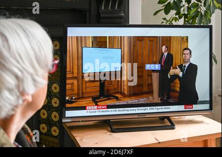 Il professor Chris Whitty ha dato una conferenza stampa televisiva su un numero crescente con Covid 19, con uno slogan 'mani, viso, spazio'. Foto Stock