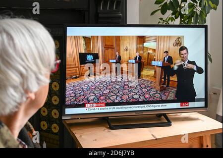 Boris Johnson, Richi Sunak e il professor Chris Whitty hanno dato una conferenza stampa televisiva riguardante l'aumento dei numeri con Covid-19 Foto Stock