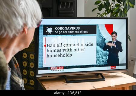 Notizia televisiva della raccomandazione DEL SAGGIO di vietare i contatti con altre famiglie, ottobre 2020. Foto Stock