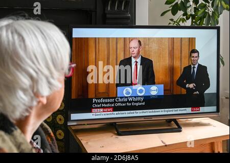 Il professor Chris Whitty ha dato una conferenza stampa televisiva su un numero crescente con Covid 19, con uno slogan 'mani, viso, spazio'. Foto Stock