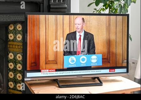 Il professor Chris Whitty ha dato una conferenza stampa televisiva su un numero crescente con Covid 19, con uno slogan 'mani, viso, spazio'. Foto Stock