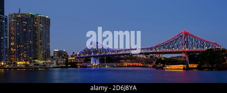 Tramonto su Story Bridge nella città di Brisbane, Australia. Foto Stock