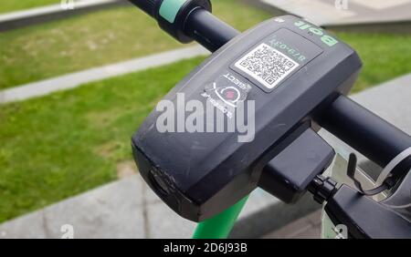 Primo piano del volante di uno scooter elettrico. City scooter elettrico della società Bolt in affitto in piedi fuori. Trasporto ecologico conce Foto Stock