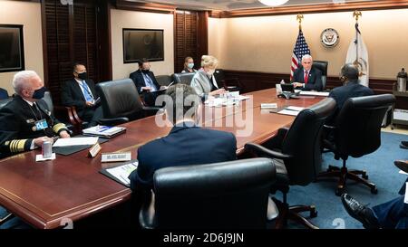 Washington, Stati Uniti d'America. 16 Ott 2020. Il Vice Presidente Mike Pence incontra i membri della White House Coronavirus Task Force venerdì 16 ottobre 2020 nella White House Situation Room. Persone: Vice Presidente Mike Pence Credit: Storms Media Group/Alamy Live News Foto Stock