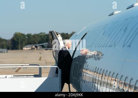 Washington, Stati Uniti d'America. 15 Ott 2020. Il Vice Presidente Mike Pence salta a bordo dell'Air Force Two presso la Joint base Andrews, Md. Giovedì 15 ottobre 2020, in viaggio verso l'Aeroporto Internazionale di Miami a Miami. Persone: Vice Presidente Mike Pence Credit: Storms Media Group/Alamy Live News Foto Stock