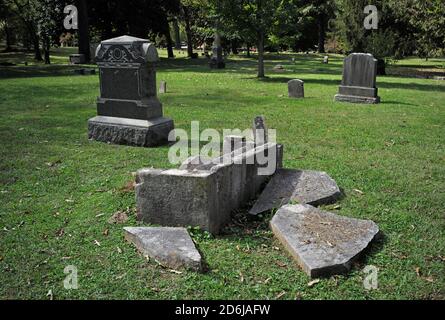 Vandalismo a pietra grave al Cimitero Confederato di Chattanooga a Chattanooga, TN. Foto Stock