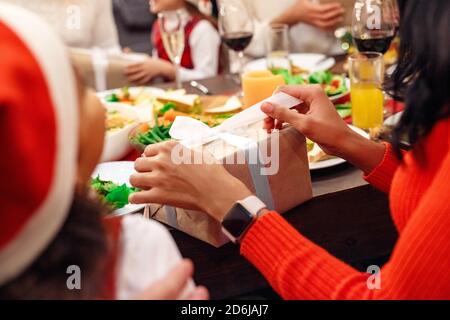 Donna tagliata che tiene la scatola presente nelle mani Foto Stock