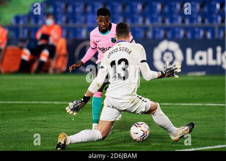 GETAFE, SPAGNA - OTTOBRE 17: David Soria di Getafe FC e Ansu fati del FC Barcelona durante la partita la Liga Santander tra Getafe CF e FC Barcelona al Colosseo Alfonso Perez il 17 ottobre 2020 a Getafe, Spagna. (Foto di Perez Meca/MB Media) Foto Stock