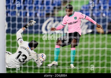 GETAFE, SPAGNA - OTTOBRE 17: David Soria di Getafe FC e Ansu fati del FC Barcelona durante la partita la Liga Santander tra Getafe CF e FC Barcelona al Colosseo Alfonso Perez il 17 ottobre 2020 a Getafe, Spagna. (Foto di Perez Meca/MB Media) Foto Stock