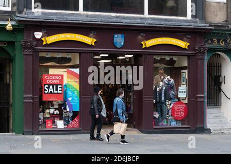 Edimburgo, Scozia, Regno Unito. 17 ottobre 2020. Chiusura della vendita presso la filiale di Edimburgo di James Pringle Weavers, parte del mulino di Edinburgo Woolen che è sull'orlo di Collapse Credit: Kay Roxby/Alamy Live News Foto Stock