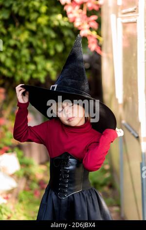 Bambina in costume di strega che posa su festa di Halloween Foto stock -  Alamy