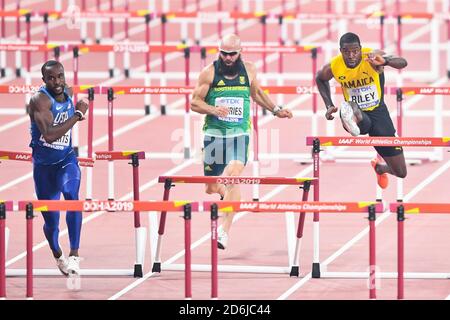 Daniel Roberts (USA), Ruan DeVries (Sudafrica), Andrew Riley (Giamaica). 110 metri fa scaldare gli ostacoli. IAAF World Athletics Championships, Doha 2019 Foto Stock