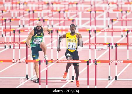 Ruan DeVries (Sudafrica), Andrew Riley (Giamaica). 110 metri fa scaldare gli ostacoli. IAAF World Athletics Championships, Doha 2019 Foto Stock