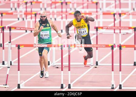 Ruan DeVries (Sudafrica), Andrew Riley (Giamaica). 110 metri fa scaldare gli ostacoli. IAAF World Athletics Championships, Doha 2019 Foto Stock