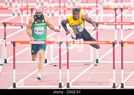 Ruan DeVries (Sudafrica), Andrew Riley (Giamaica). 110 metri fa scaldare gli ostacoli. IAAF World Athletics Championships, Doha 2019 Foto Stock