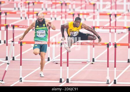 Ruan DeVries (Sudafrica), Andrew Riley (Giamaica). 110 metri fa scaldare gli ostacoli. IAAF World Athletics Championships, Doha 2019 Foto Stock