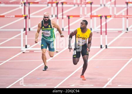 Ruan DeVries (Sudafrica), Andrew Riley (Giamaica). 110 metri fa scaldare gli ostacoli. IAAF World Athletics Championships, Doha 2019 Foto Stock