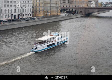 MOSCA, RUSSIA - 24 AGOSTO 2020: Nave turistica che galleggia sul fiume Moskva con escursioni, barca vuota. Raushskaya Embankment e Bolshoi Moskvoretsk Foto Stock