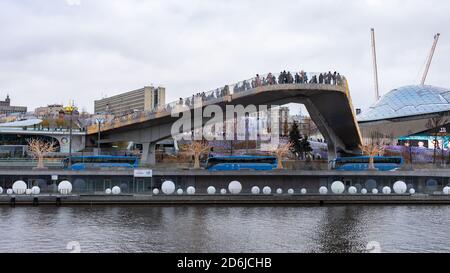 Mosca, Russia - 7 gennaio 2020: Piattaforma di osservazione nel parco di Zaryadye, un ponte galleggiante con i turisti sull'argine del Cremlino del fiume Moskva, Foto Stock