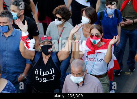 Beirut, Libano. 17 Ott 2020. La gente partecipa a una protesta nel centro di Beirut, Libano, il 17 ottobre 2020. Migliaia di libanesi hanno floccato sabato per le strade di Beirut per protestare contro l'attuale classe dirigente, al-Jadeed canale TV locale riferito. Credit: Bilal Jawich/Xinhua/Alamy Live News Foto Stock