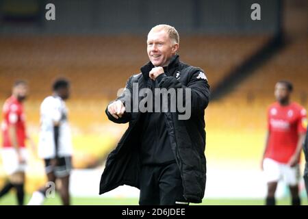 Burslem, Staffordshire, Regno Unito. 17 ottobre 2020. Il co-proprietario e manager provvisorio di Salford City Paul Scholes nel dugout mentre si prende in carico della squadra per la prima volta nella League due a vale Park contro Port vale giocato a porte chiuse a causa della pandemia del coronavirus. Salford City ha continuato a perdere la partita 1-0. Foto Stock