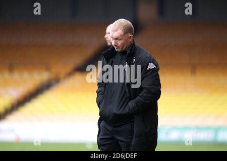 Burslem, Staffordshire, Regno Unito. 17 ottobre 2020. Il co-proprietario e manager provvisorio di Salford City Paul Scholes nel dugout mentre si prende in carico della squadra per la prima volta nella League due a vale Park contro Port vale giocato a porte chiuse a causa della pandemia del coronavirus. Salford City ha continuato a perdere la partita 1-0. Foto Stock