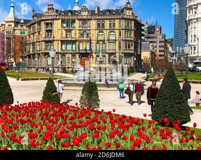 Plaza de Don Federico Moyúa, che splende in una giornata primaverile. Bilbao, Paesi Baschi, Spagna Foto Stock