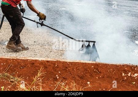 Spruzzatura di asfalto sulla superficie Compact Marl Foto Stock