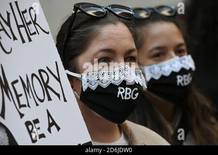 Due donne indossano maschere decorate con il caratteristico collare in pizzo reso famoso dalla Corte Suprema Ruth Bader Ginsburg durante un rally di marcia delle Donne su Wall St. Fuori della Borsa di New York, New York, NY, Sabato, Ottobre, 17, 2020, la seconda prevista Marche delle Donne per il 2020, Che hanno avuto luogo anche a Washington DC e a San Francisco, sono stati organizzati per incoraggiare il voto nelle prossime elezioni presidenziali e per segnalare l'opposizione a molte delle politiche dell'amministrazione Trump, tra cui la spinta a riempire la sede della defunto Corte Suprema di giustizia Ruth Bader Ginsburg e eliminat Foto Stock