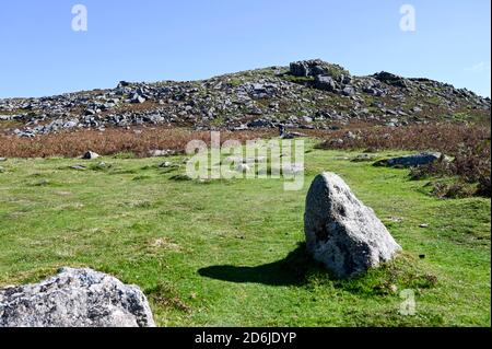 Vista di Sheepstor, Dartmoor, Regno Unito con affioramenti di granito in una giornata di sole. Foto Stock