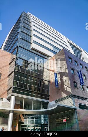 Newman Vertical Campus, Baruch College, Vista esterna ad angolo basso, New York City, New York, Stati Uniti Foto Stock