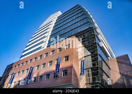 Newman Vertical Campus, Baruch College, Vista esterna ad angolo basso, New York City, New York, Stati Uniti Foto Stock