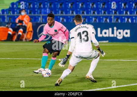 Madrid, Spagna. 17 Ott 2020. Ansu fati del FC Barcelona in azione con David Soria di Getafe CF durante la Liga match tra Getafe CF e FC Barcelona al Coliseo Alfonso Perez il prossimo ottobre 17 2020 Credit: Dax Images/Alamy Live News Foto Stock