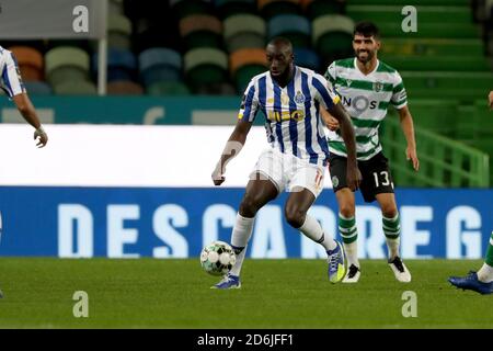 Lisbona, Portogallo. 17 Ott 2020. Marega del FC Porto (L) vies con Luis Neto dello Sporting CP durante la partita di calcio della Portuguese League tra Sporting CP e FC Porto allo stadio Jose Alvalade di Lisbona, Portogallo, il 17 ottobre 2020. Credit: Pedro Feuza/ZUMA Wire/Alamy Live News Foto Stock