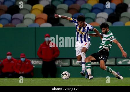 Lisbona, Portogallo. 17 Ott 2020. Luis Diaz del FC Porto (L) vies con Luis Neto dello Sporting CP durante la partita di calcio della Portuguese League tra Sporting CP e FC Porto allo stadio Jose Alvalade di Lisbona, Portogallo, il 17 ottobre 2020. Credit: Pedro Feuza/ZUMA Wire/Alamy Live News Foto Stock