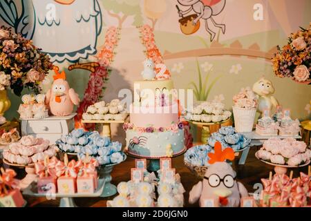 Fuoco selettivo di una torta di compleanno su una festa tavolo con decor colorato Foto Stock
