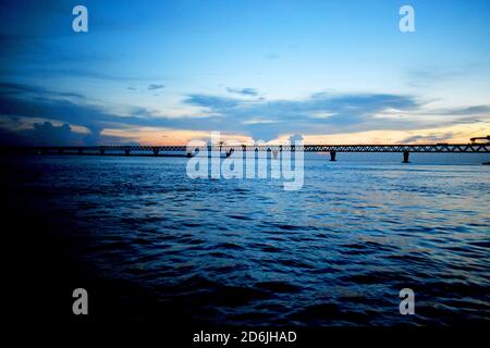 Bella serata a Padma Bridge sotto l'area di costruzione, la foto è stata scattata da Padma Bridge, Padma River, MAOA il 18 ottobre 2020. Foto Stock