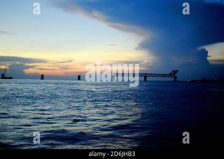 Bella serata a Padma Bridge sotto l'area di costruzione, la foto è stata scattata da Padma Bridge, Padma River, MAOA il 18 ottobre 2020. Foto Stock