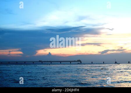 Bella serata a Padma Bridge sotto l'area di costruzione, la foto è stata scattata da Padma Bridge, Padma River, MAOA il 18 ottobre 2020. Foto Stock