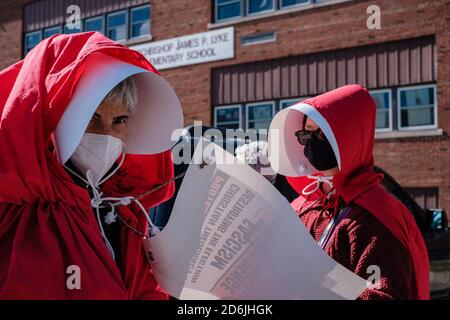 Cleveland, Ohio, Stati Uniti. 17 Ott 2020. Le donne vestite da fanciulle si preparano per un pomeriggio di discorsi per precedere una 'marcia delle donne di emergenza ', sabato 17 ottobre 2020 a Cleveland, Ohio. Credit: Andrew Dolph/ZUMA Wire/Alamy Live News Foto Stock